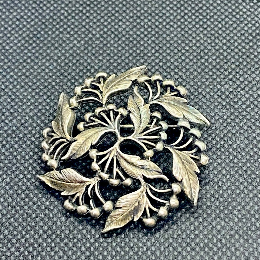 🔴 PewterTone Leaf Brooch